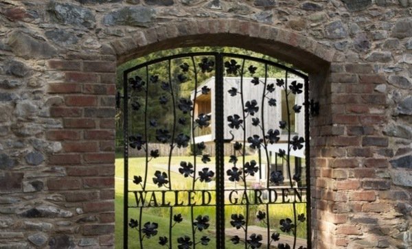 walled-garden-design-ideas-wrought-iron-garden-gate